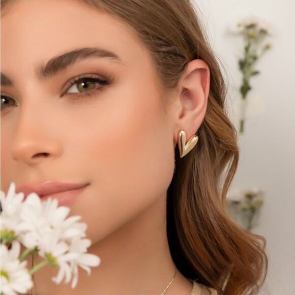 Elegant Gold Heart Earrings A935 - Picture 2 of 4